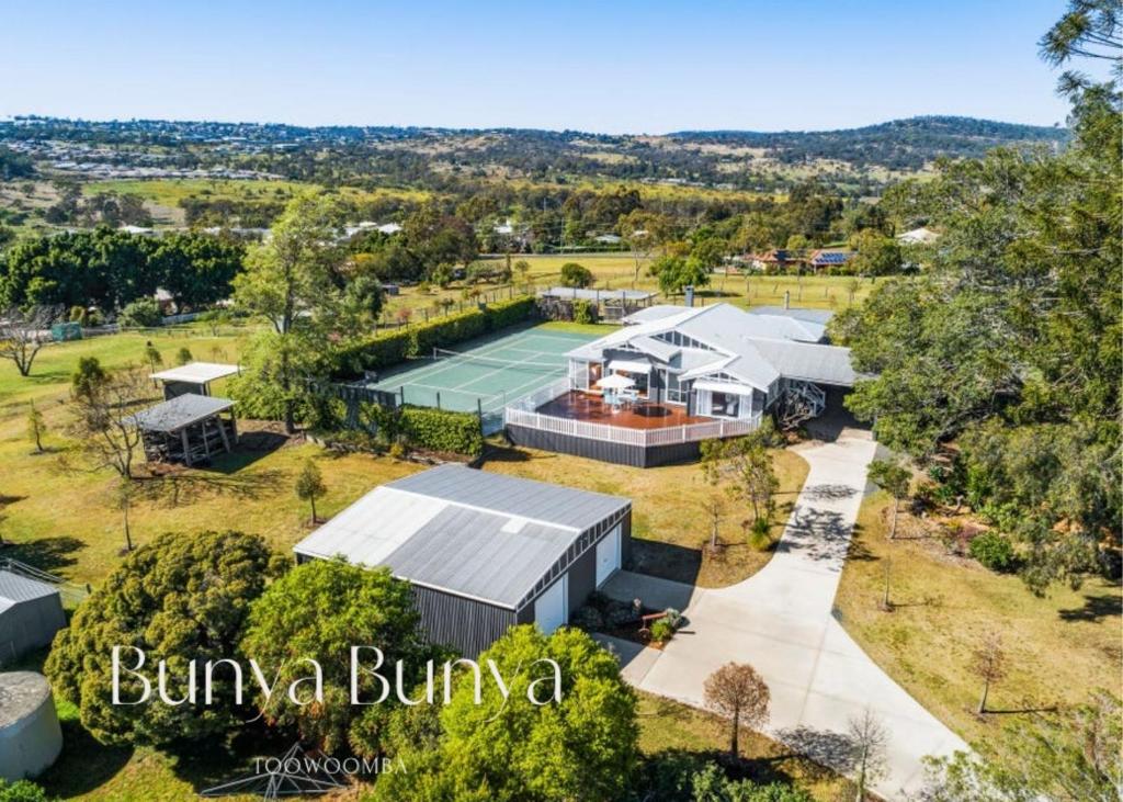 土乌巴Bunya Bunya Luxury Estate Toowoomba set over 2 acres with Tennis Court的享有带网球场的房屋的空中景致