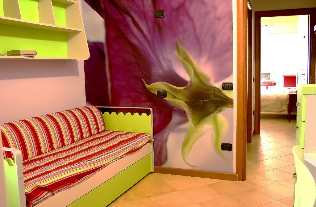 洛尼戈圣马可住宿加早餐旅馆的带沙发和花墙的客厅