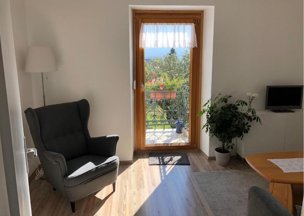 绍普夫海姆Ferienwohnung Haus Sutter的客厅配有椅子和窗户