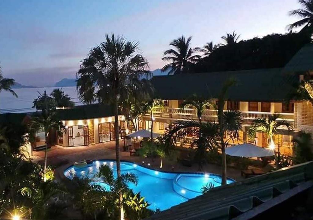 班帕那普兰The Beach Boutique Resort的夜间设有游泳池的酒店