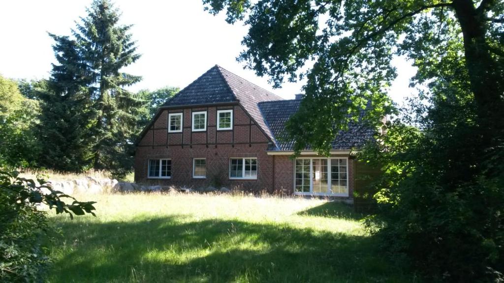 比斯平根Heidehof Jungemann的红砖房子,有 ⁇ 帽屋顶