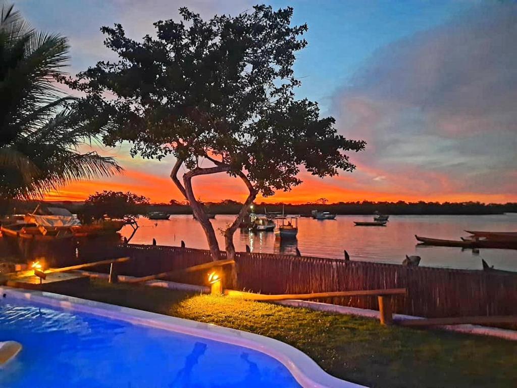 伊塔卡雷Casa Valentine Pousada Itacaré的一座享有日落美景的游泳池