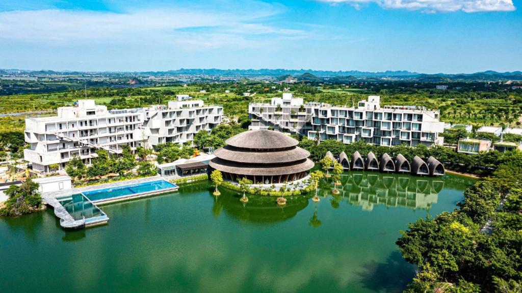 宁平Wyndham Grand Vedana Ninh Binh Resort的享有带大型湖泊的度假胜地的空中景致