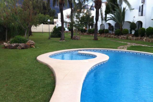 德尼亚Ca Isaak的一座房子旁的院子内的游泳池