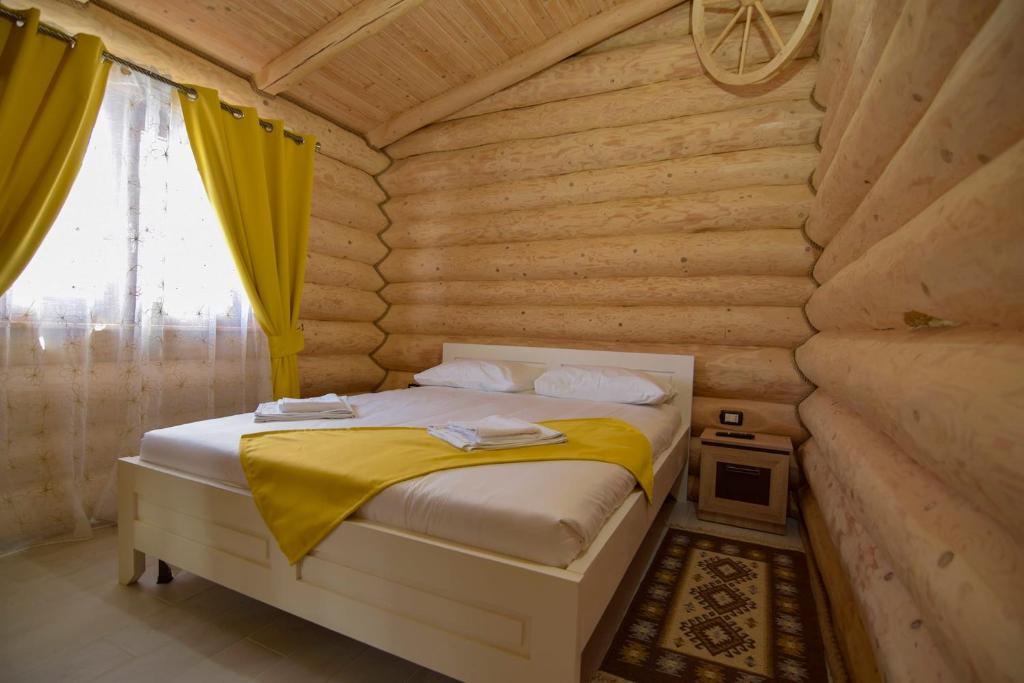 博尔沙Cabanele Petran的小木屋内一间卧室,配有一张床
