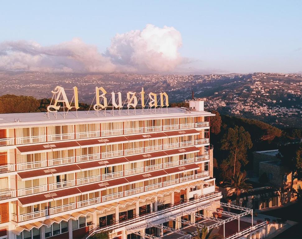 Beit Meri阿尔布斯坦酒店的上面有大标志的建筑