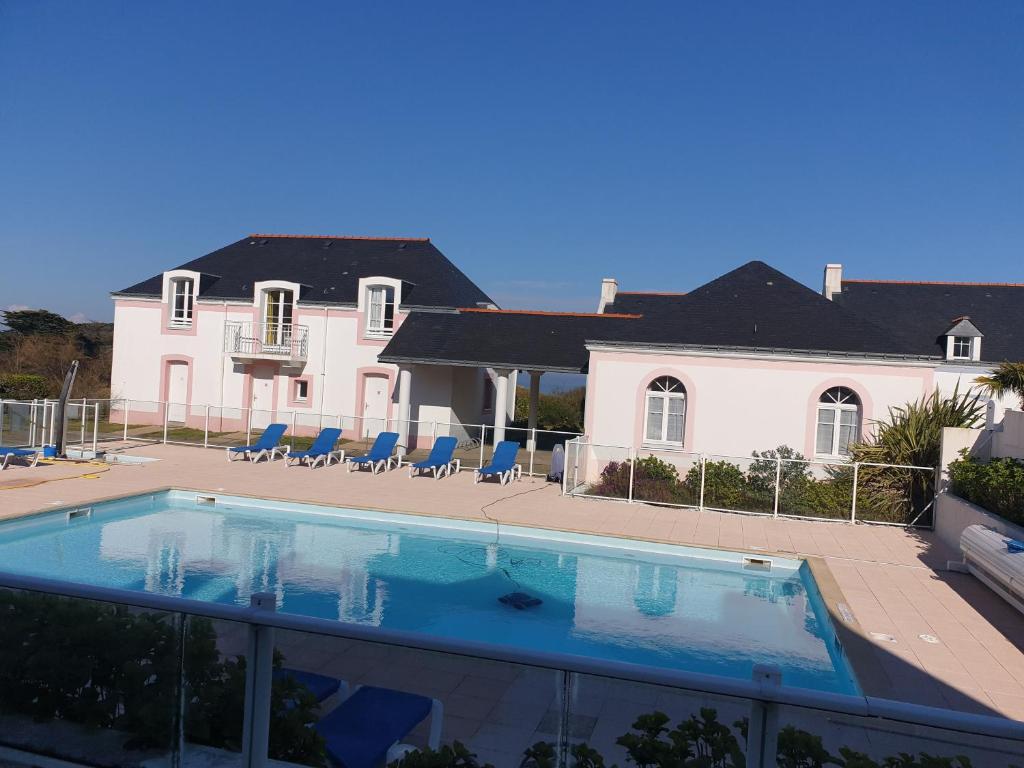 洛克马里亚Location LOC'MARIA - Résidence Marie-Galante - Location Professionnelle的房屋前的大型游泳池