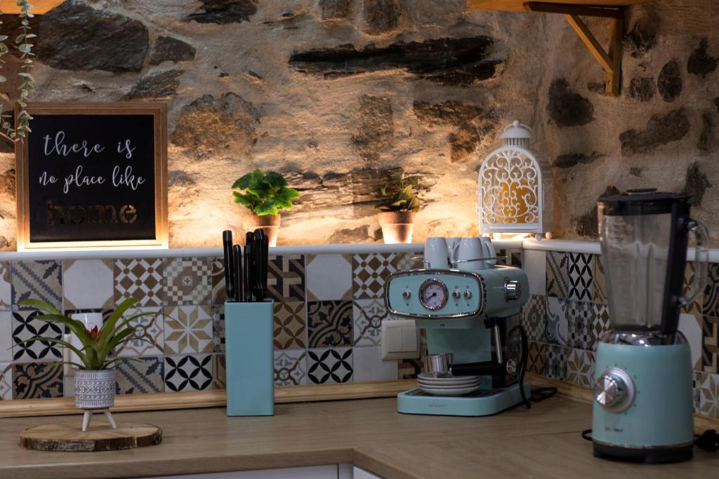 比索达雷加Salgueiral Guest House Douro的厨房配有台面上的咖啡机