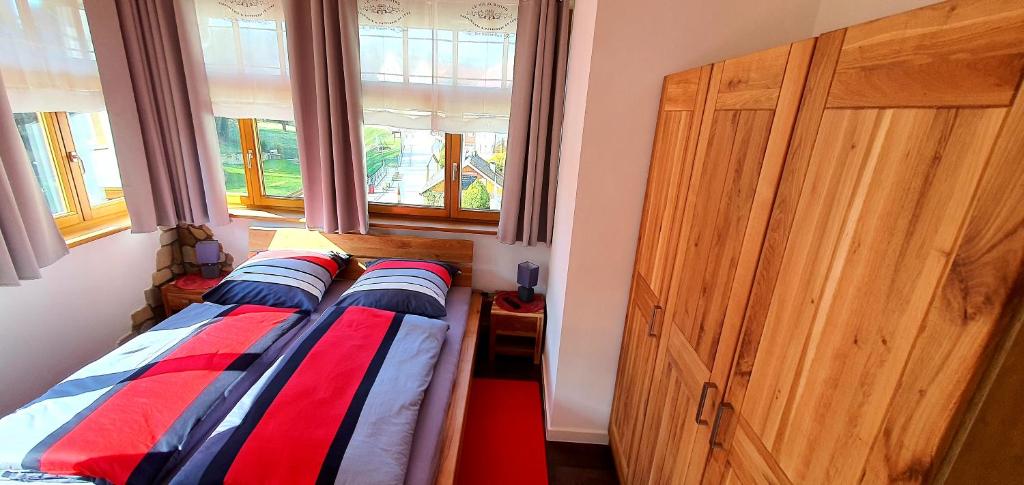 拉特诺Sonniges Eck Ferienwohnung 2的一间卧室设有两张床和木制橱柜