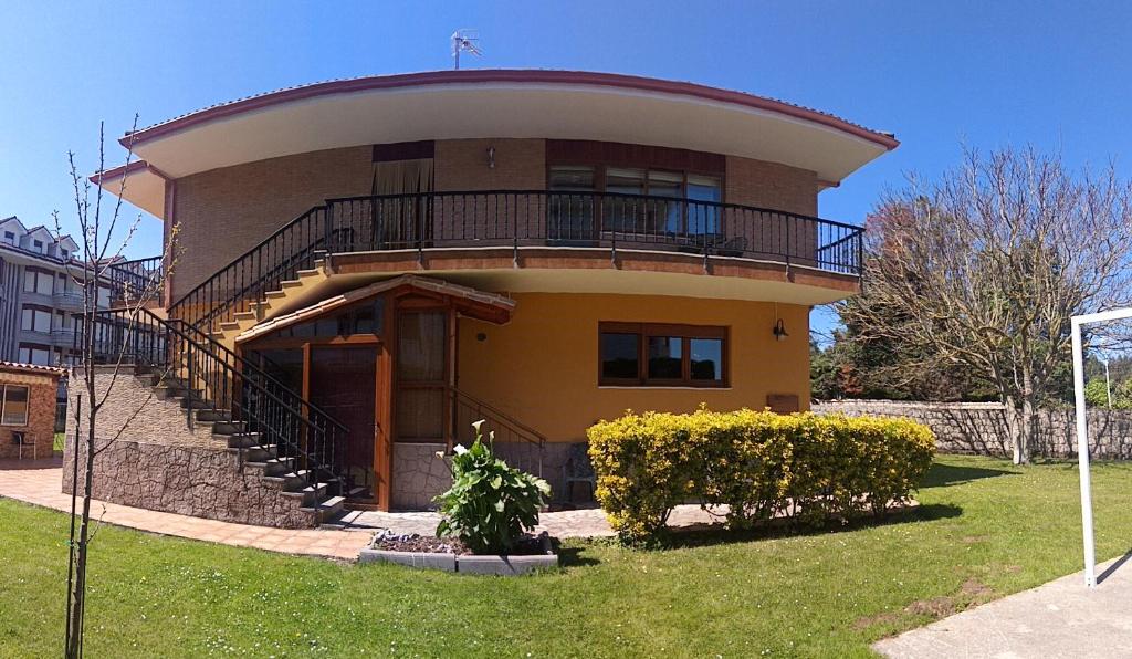 诺哈Villa La Rufina Noja的圆屋,上面设有阳台