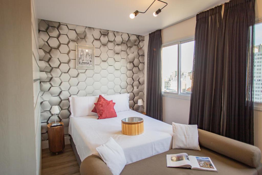圣保罗Studios Centro SP 16的酒店客房设有床和窗户。