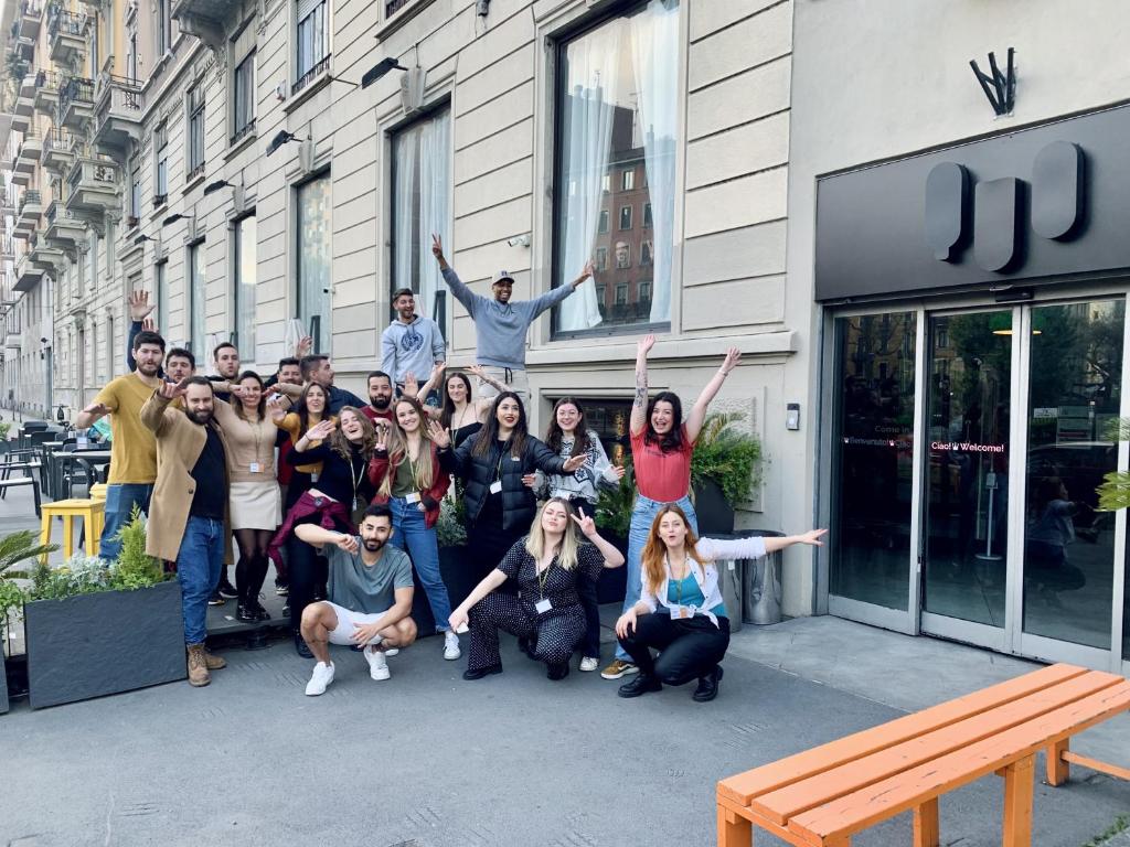 米兰QUO Milano的一群人站在一座建筑物前摆着一张照片