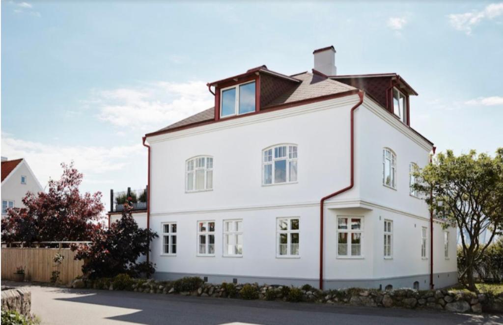 NyhamnslägeBig and beautiful Villa in Nyhamnsläge的白色房子,有 ⁇ 帽屋顶