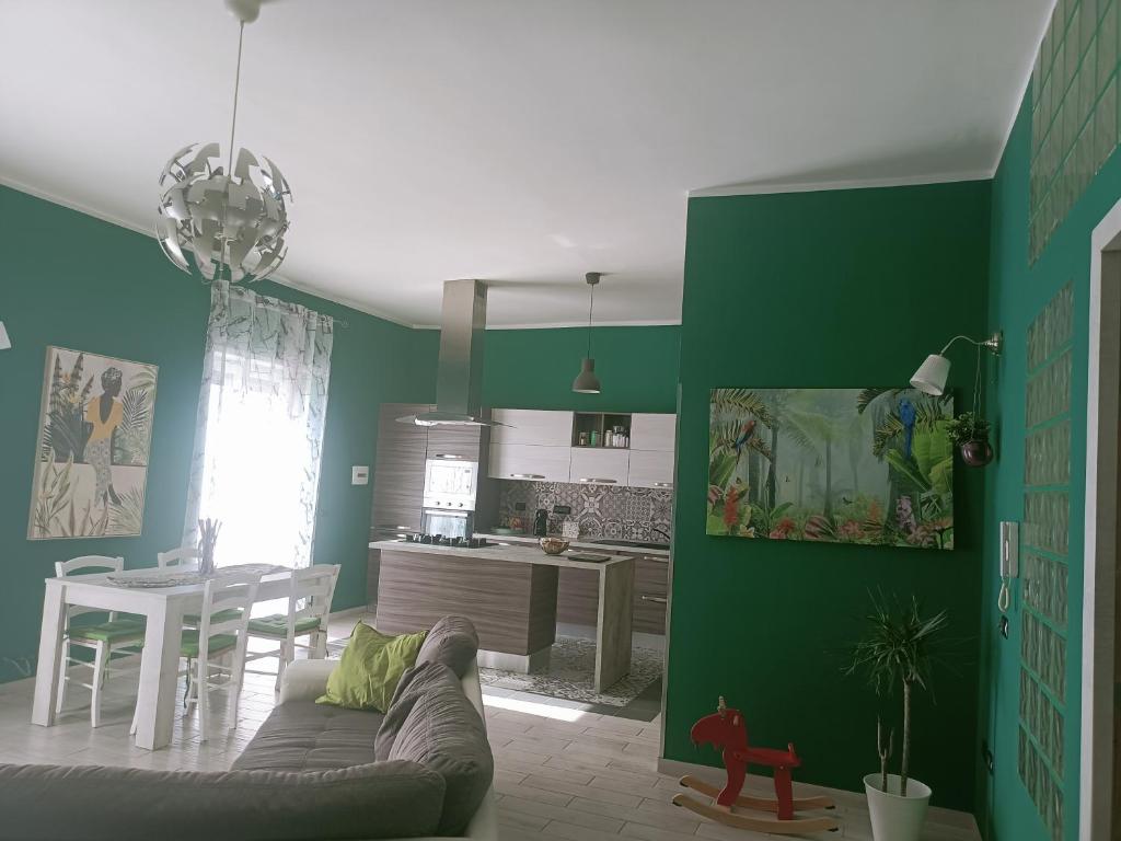蒙德拉戈内Agata2020的带沙发的绿色客厅和厨房