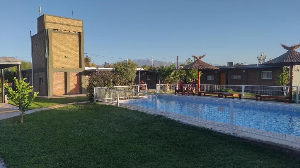 ZondaSolar Del Valle的一座游泳池,四周有围栏