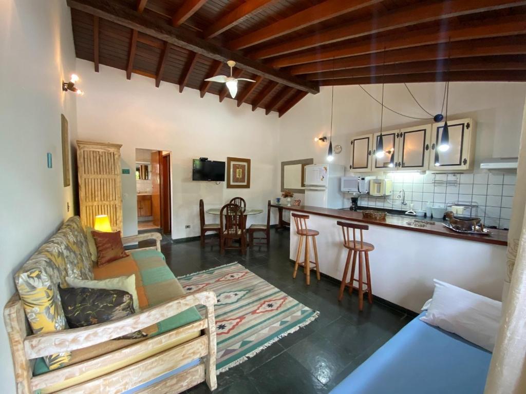 伊利亚贝拉Casa Vento Norte的带沙发的客厅和厨房