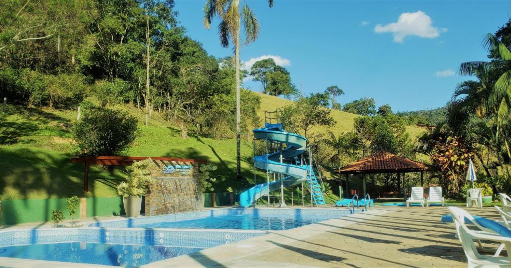南蒙蒂阿莱格里卡舒埃拉波萨达酒店的一个带蓝色水滑梯的游泳池