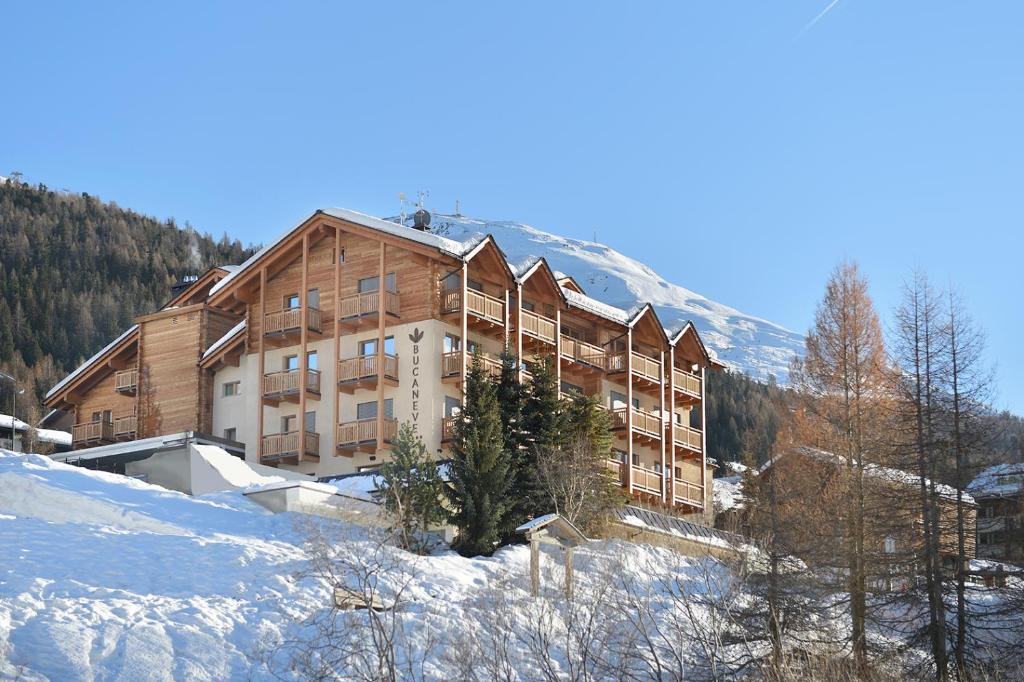 利维尼奥普卡尼维酒店的一座大建筑,位于一座白雪覆盖的山顶上