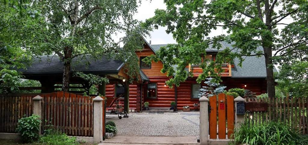 RybakiWilla Siemianówka - Sauna, Jacuzzi的小木屋前方设有围栏