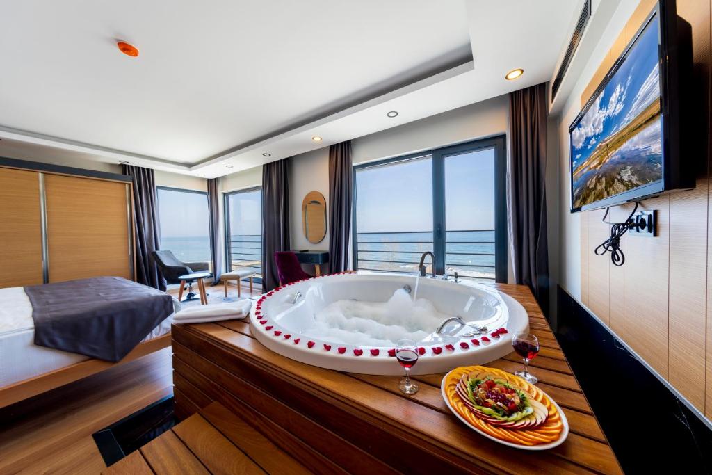 特拉布宗Şehrar Suite Hotel的卧室内设有一个大浴缸