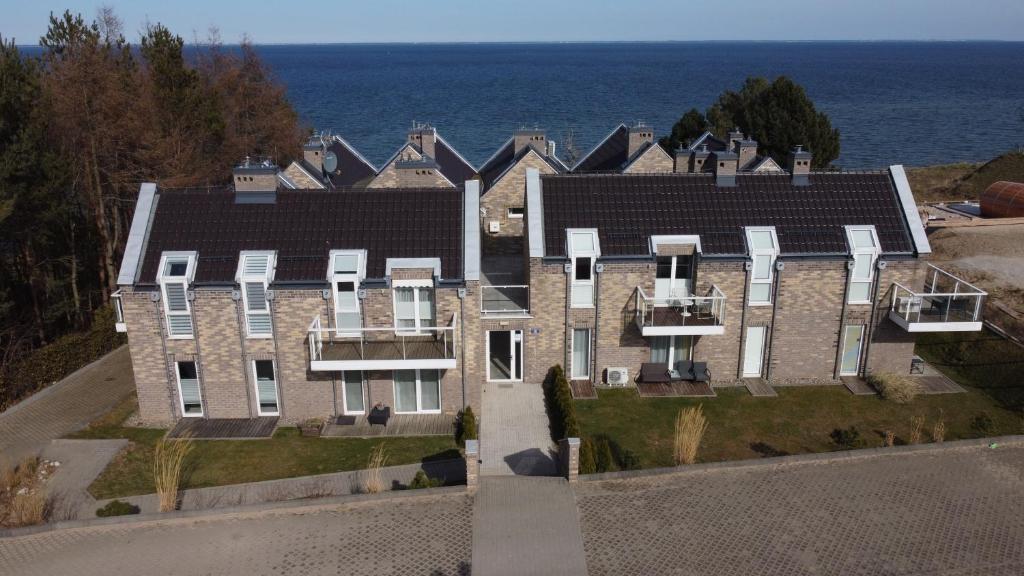 梅彻林基Biały Klif的海洋旁大房子的空中景色