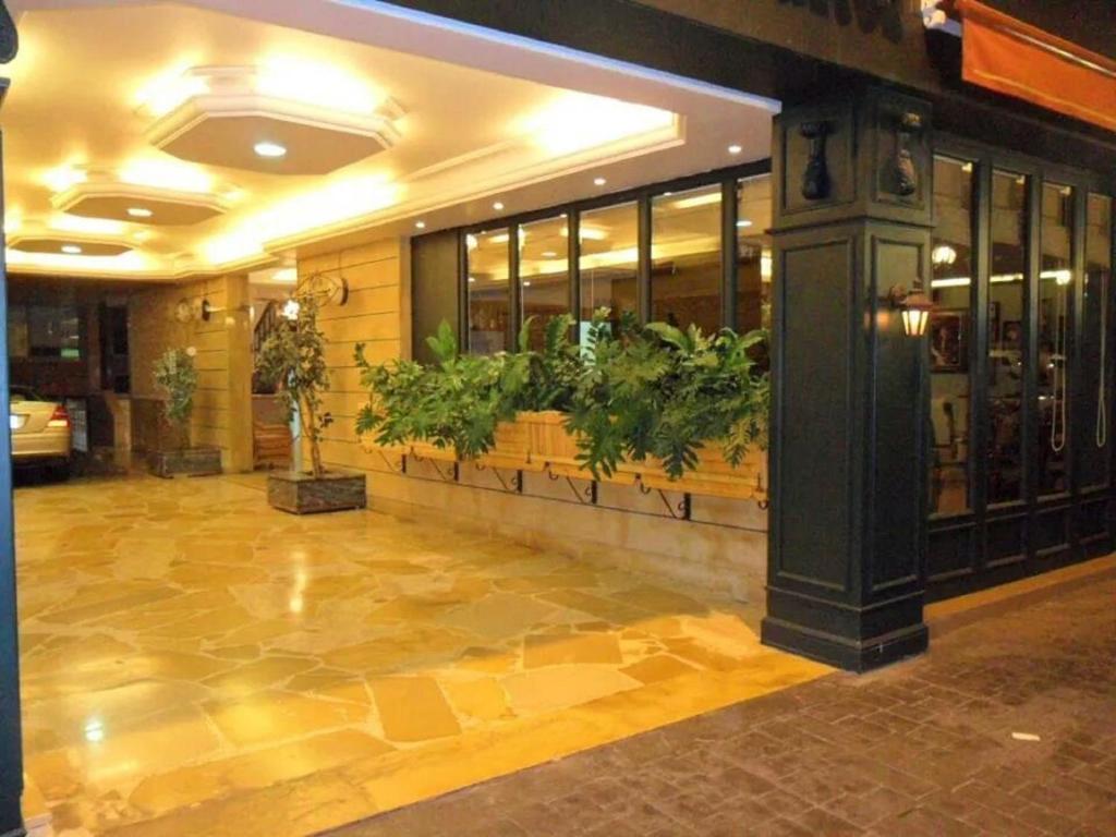 贝鲁特维西尼套房公寓式酒店的墙上有植物的建筑的大厅