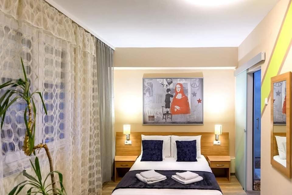 索普隆Wandorf 125 Apartman的一间卧室配有一张带蓝色枕头的大床