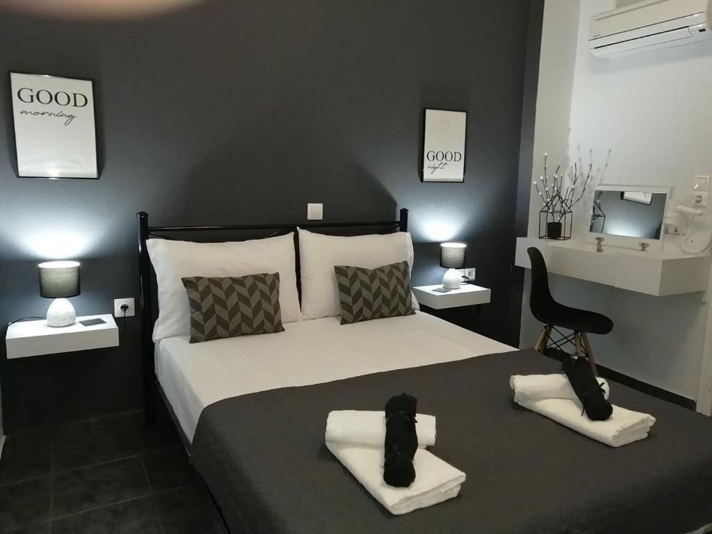 佩里萨Comfortbnb -Sabbia Calda 8的一间卧室配有一张大床和一把椅子