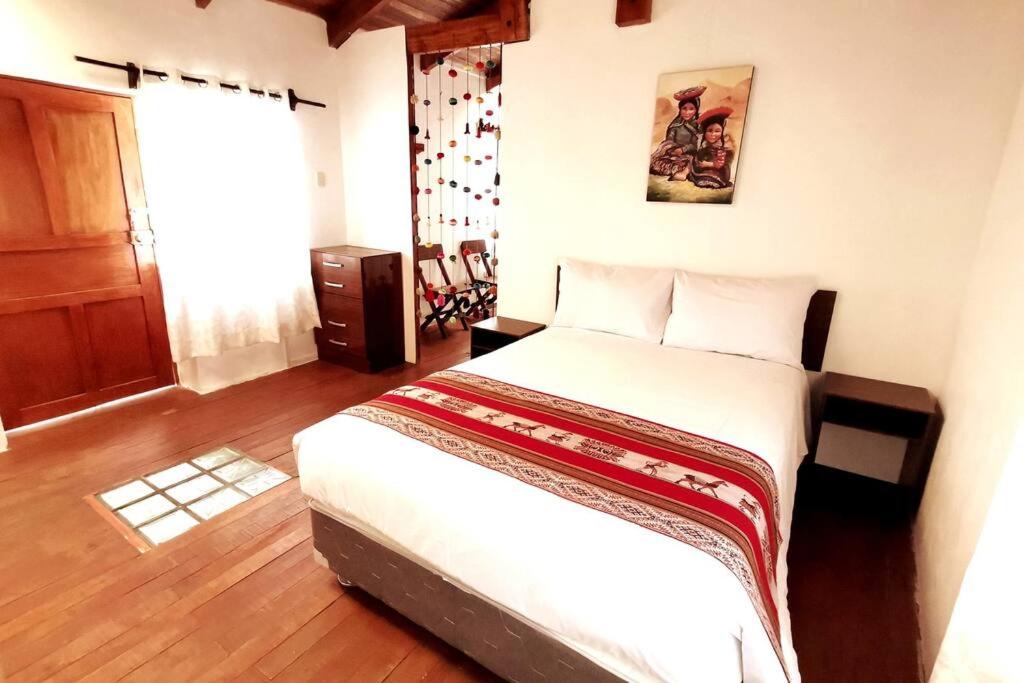奥兰太坦波APARMENT SAMANA HOUSE OLLANTAYTAMBO的一间卧室,卧室内配有一张大床