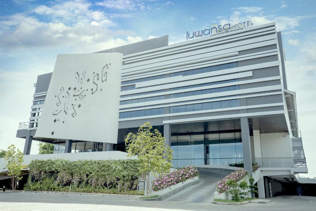 美娜多Luwansa Hotel and Convention Center Manado的前面有标志的建筑