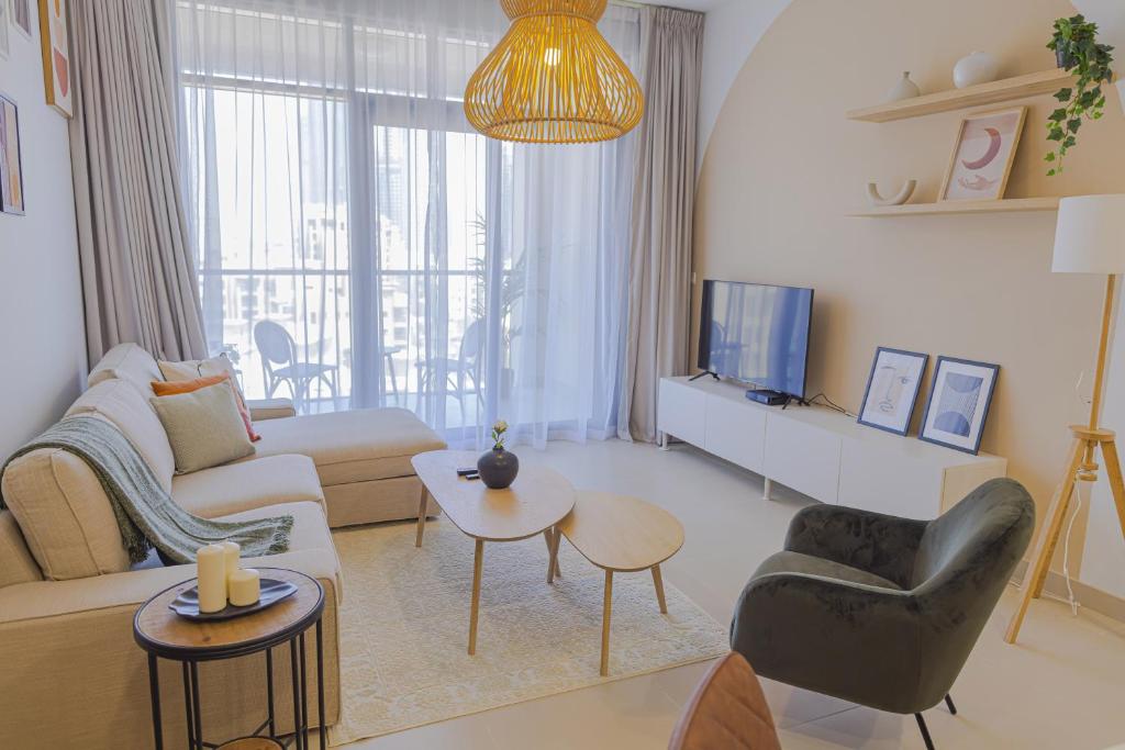 迪拜Art-inspired apartment amidst Downtown Dubai的客厅配有沙发和桌子
