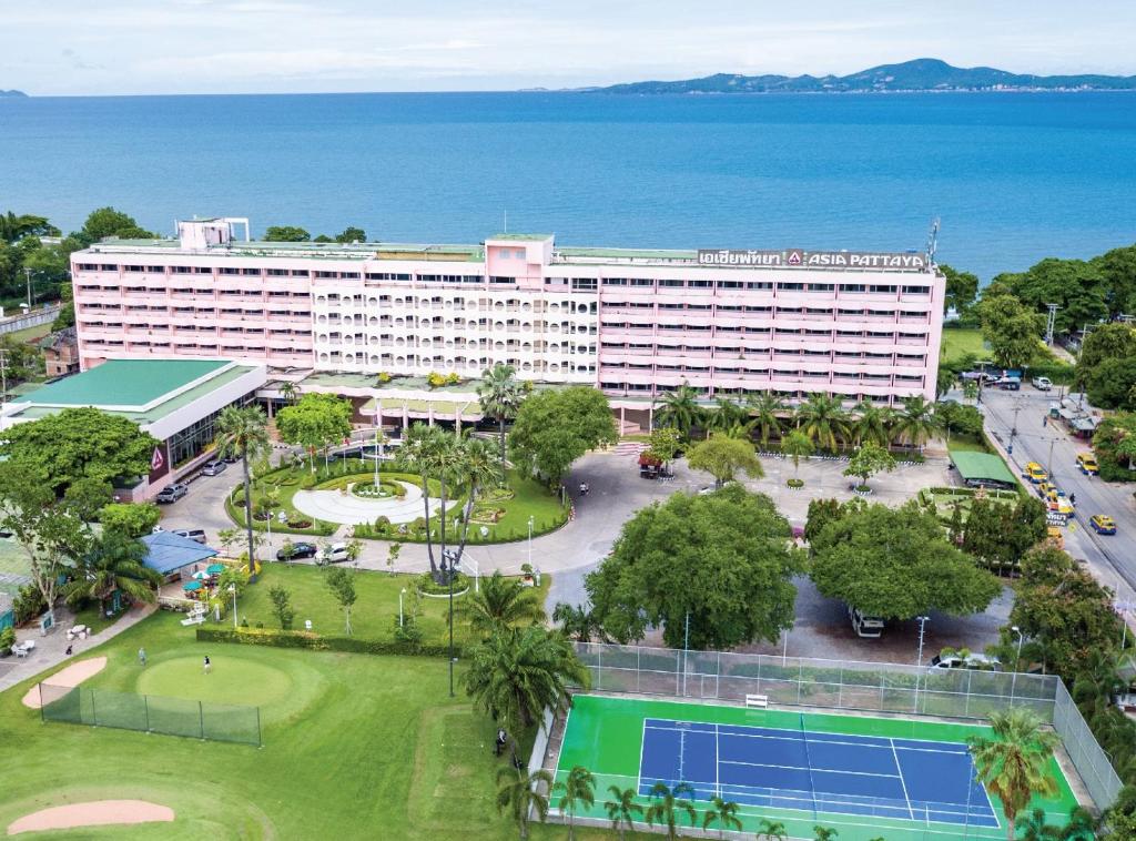 南芭堤雅Asia Pattaya Hotel的享有酒店空中美景,设有网球场