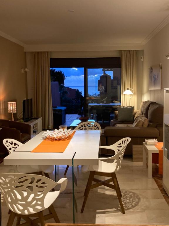 EsteponaLa Galera的客厅配有白色的桌子和椅子