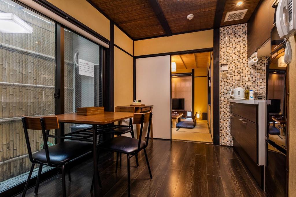 京都Kyoto - House - Vacation STAY 33593v的一间带桌子和椅子的用餐室