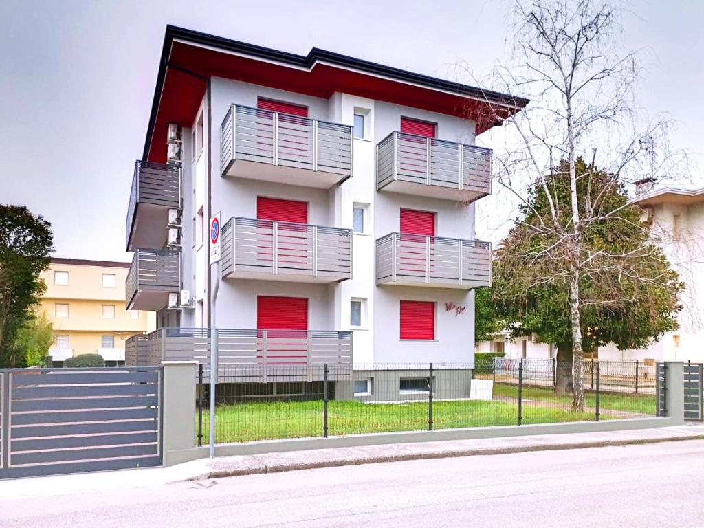 利尼亚诺萨比亚多罗阿尔皮别墅 的街道上设有红色门和阳台的建筑