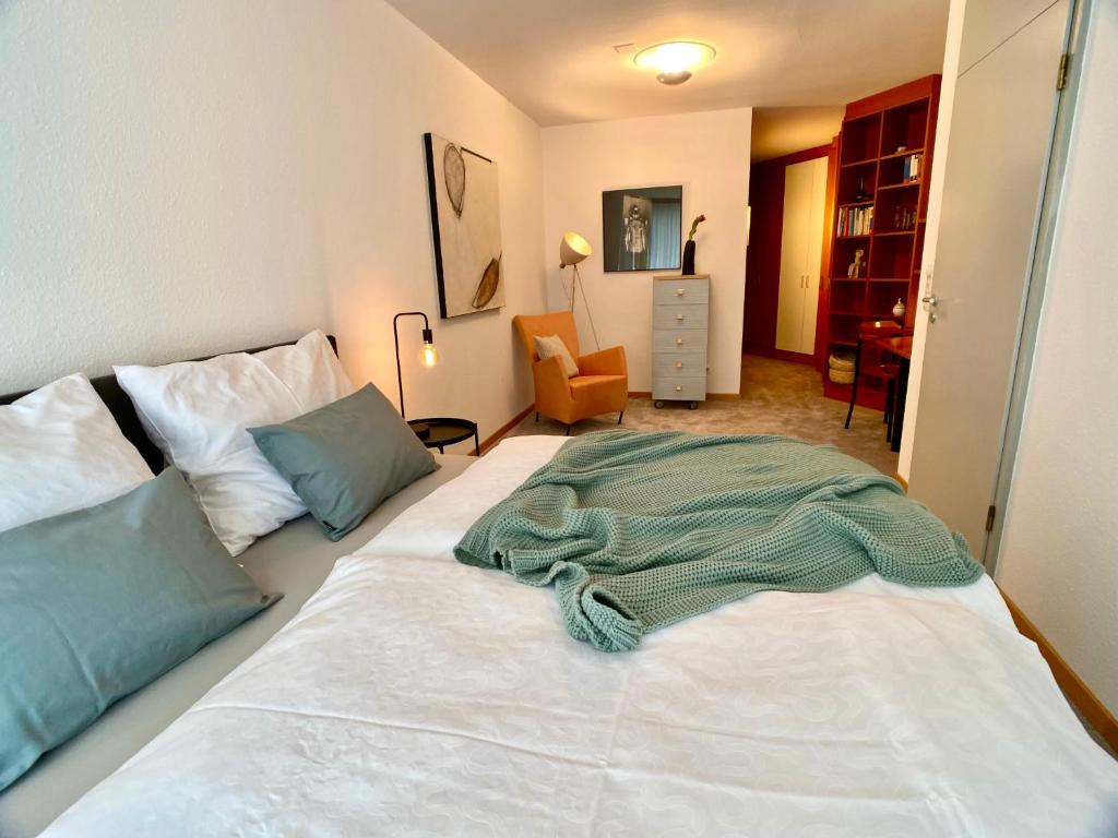 Ruhiges Terrassen-Apartment mit Blick ins Grüne客房内的一张或多张床位