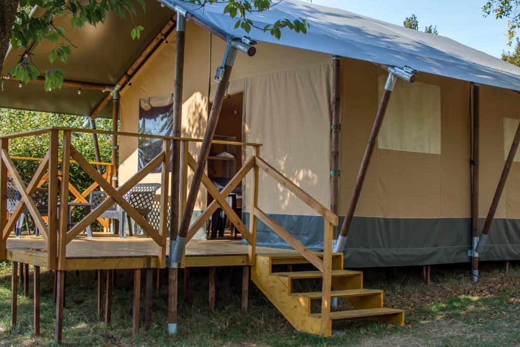 贝尔多夫Safari Tent XL Camping Belle-Vue的帐篷内有楼梯