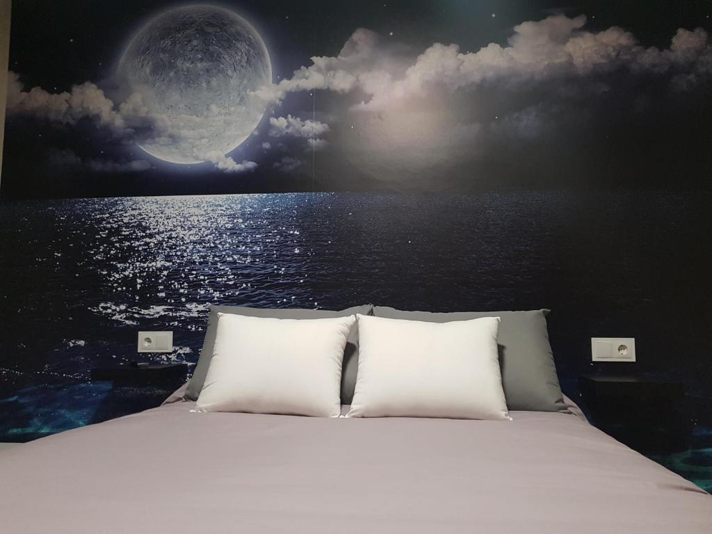 格罗韦Hostal Pabellón的月亮和水的房间的一张床位
