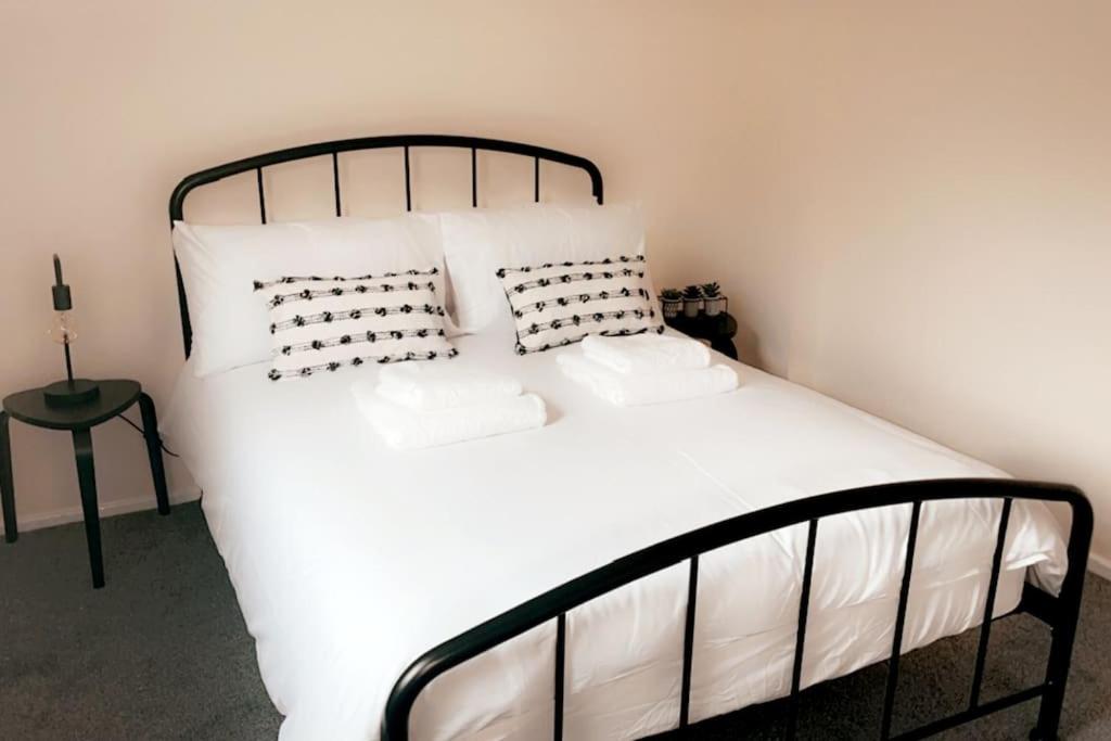 梅瑟蒂德菲尔Lovely 1 bedroom studio apartment - Merthyr Tydfil的一张带白色床单和枕头的床