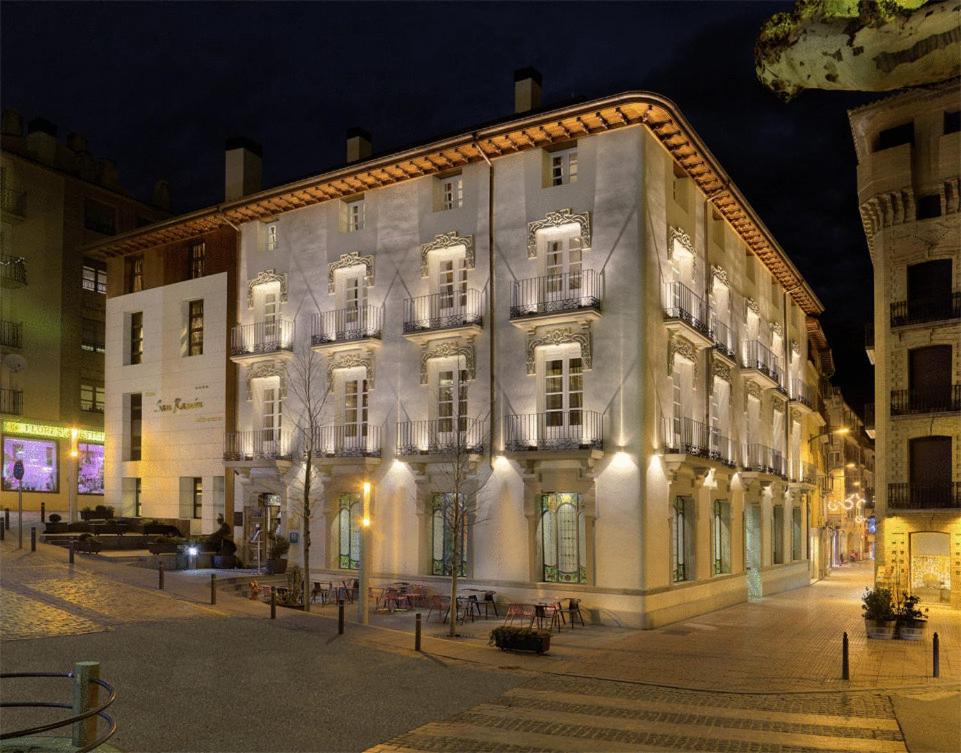 巴尔巴斯特罗索蒙塔诺圣雷蒙酒店的白色的大建筑,晚上有窗户