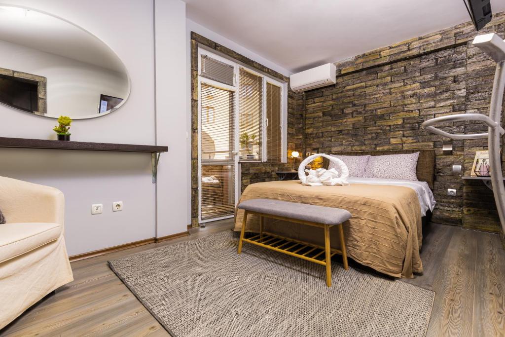 普罗夫迪夫1BD flat with a Garage - 5 mins to the city centre的一间卧室设有一张床和砖墙