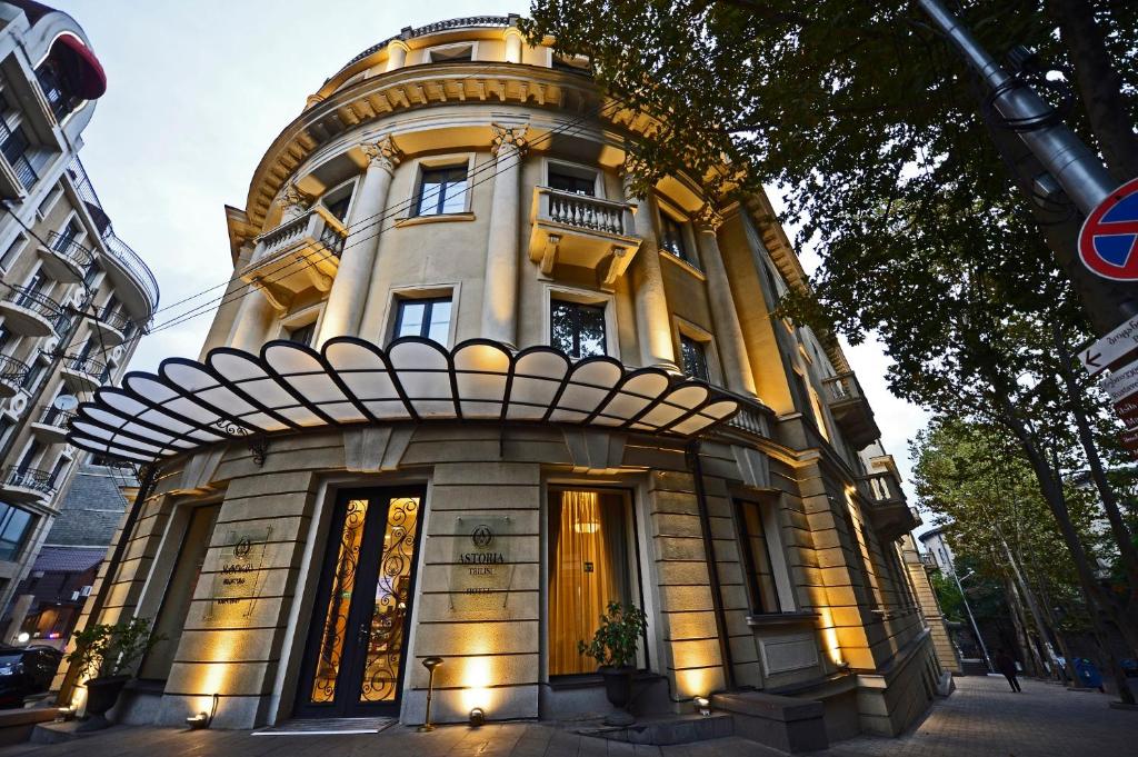 第比利斯Hotel Astoria Tbilisi的城市街道上一座带圆塔的建筑