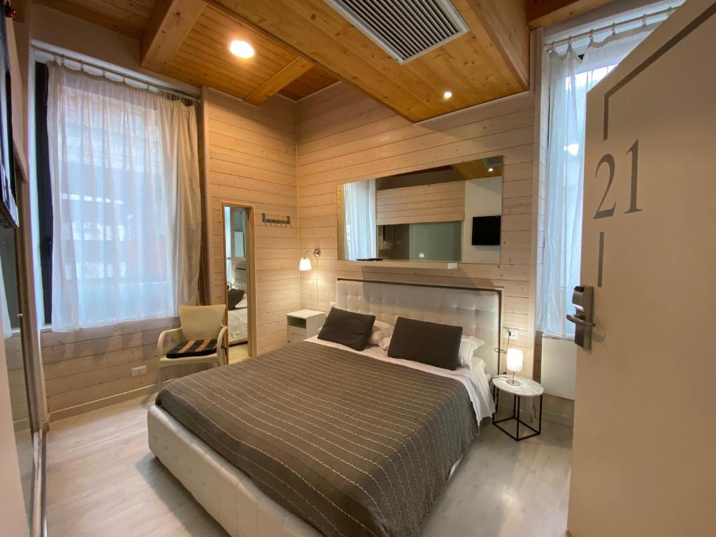 福贾White albergo diffuso Ristorante & SPA的一间卧室配有一张床、一把椅子和电视