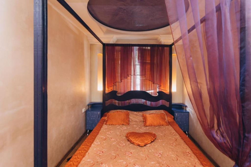 苏梅Перекопская центр люкс квартира посуточно почасово的小房间的小床,带窗帘