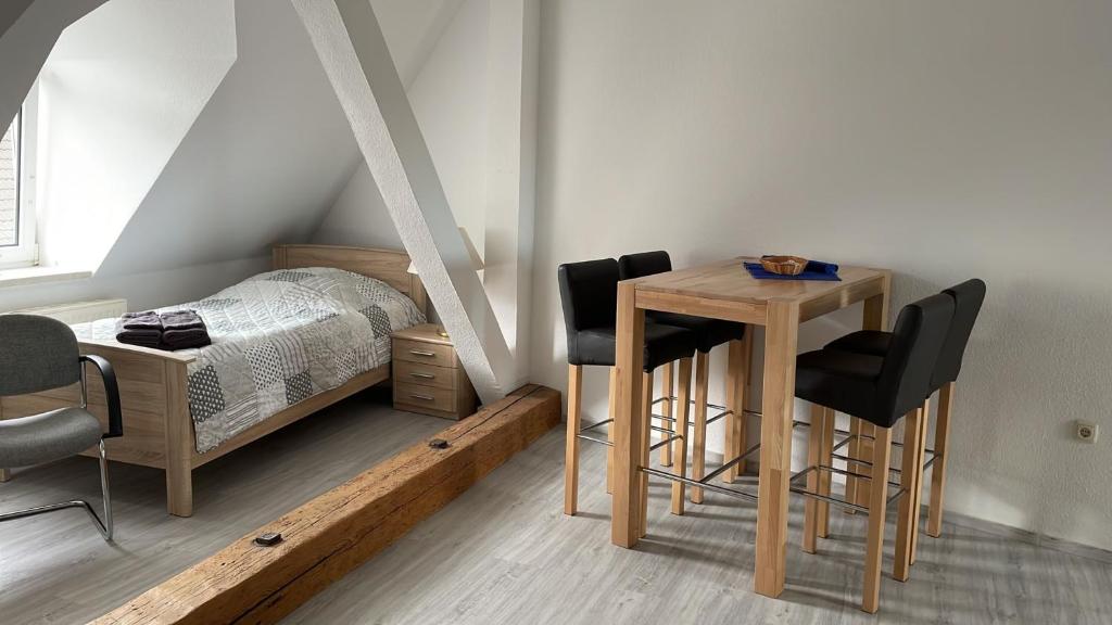 格雷沃斯米伦FEWO Grevensmühlen的卧室配有一张床和一张桌子及椅子