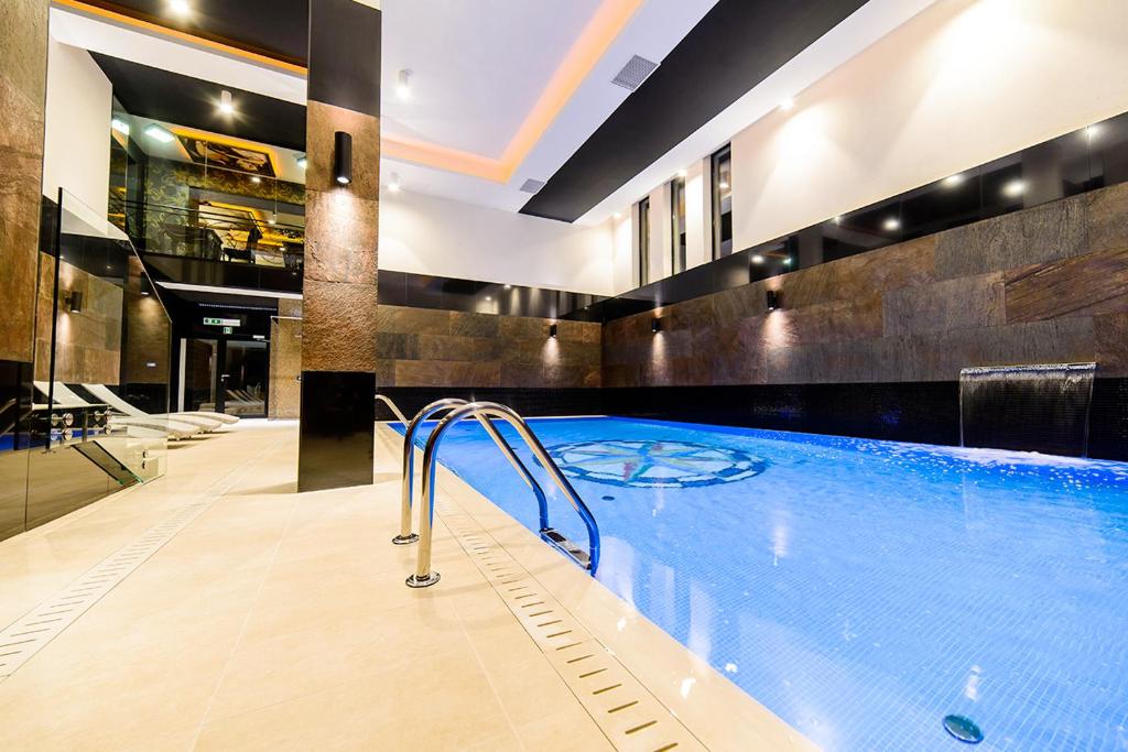 蒂黑阿雷纳健康水疗酒店的大楼内一个带滑梯的大型游泳池