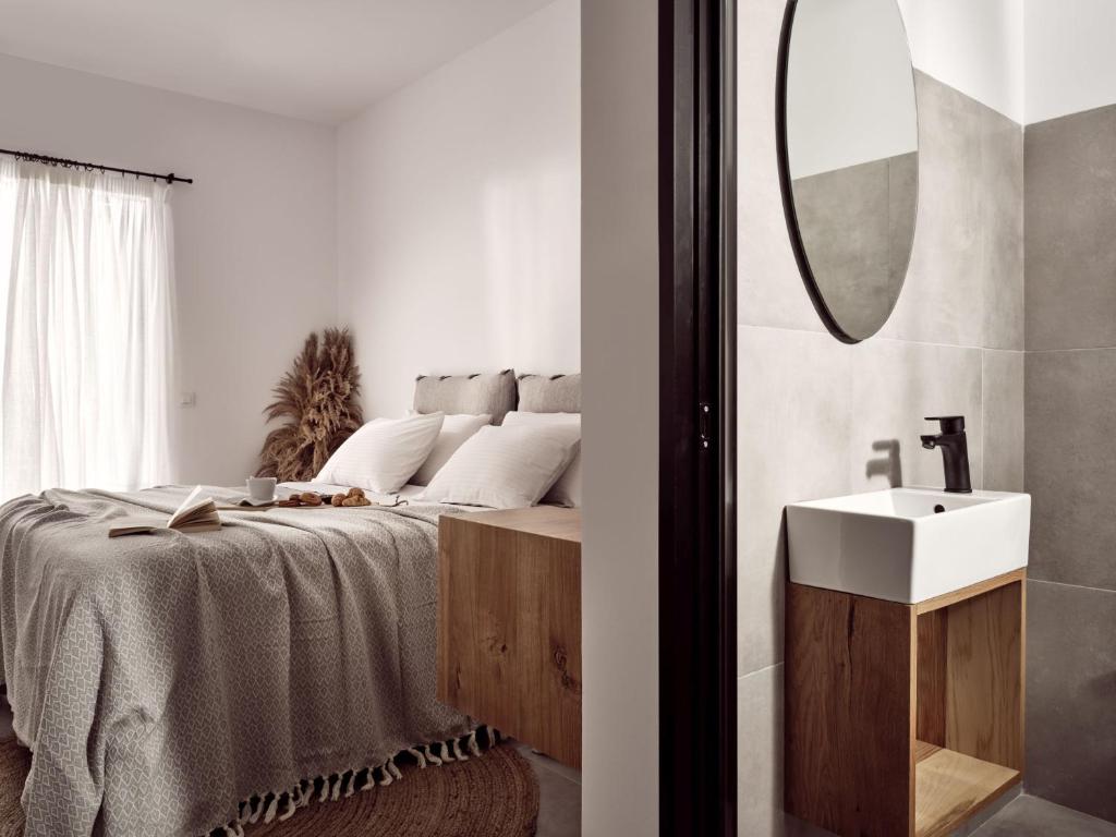 扎金索斯镇Sanpiero Island的一间卧室配有一张带水槽和镜子的床