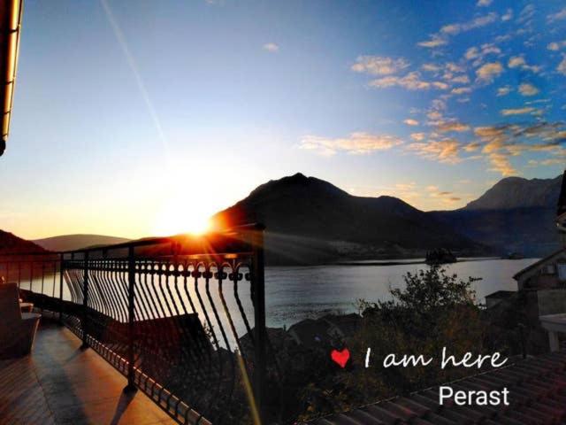 帕里斯特Casa Mediterraneo Perast的阳台享有湖景和日落美景。