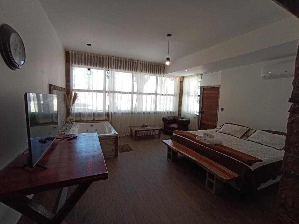 乌斯帕亚塔Uspallata Suites的客厅配有床和浴缸