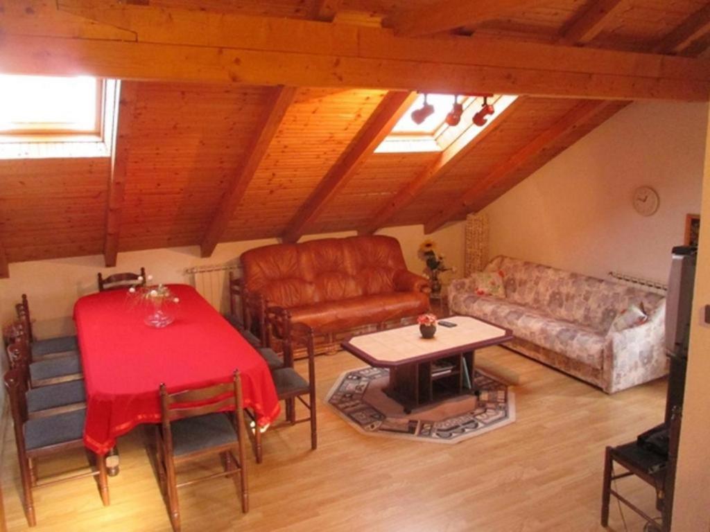 GarešnicaApartman OPG Balja的客厅配有桌子和沙发